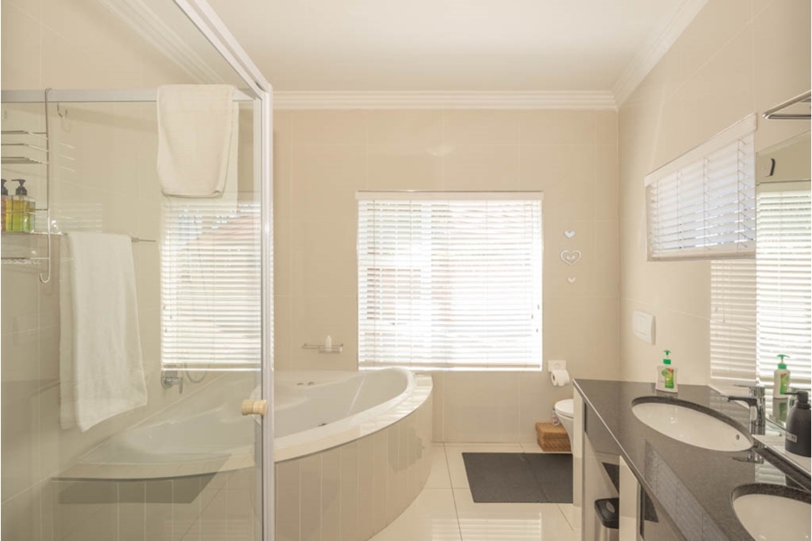 6 Bedroom Property for Sale in Humerail Eastern Cape